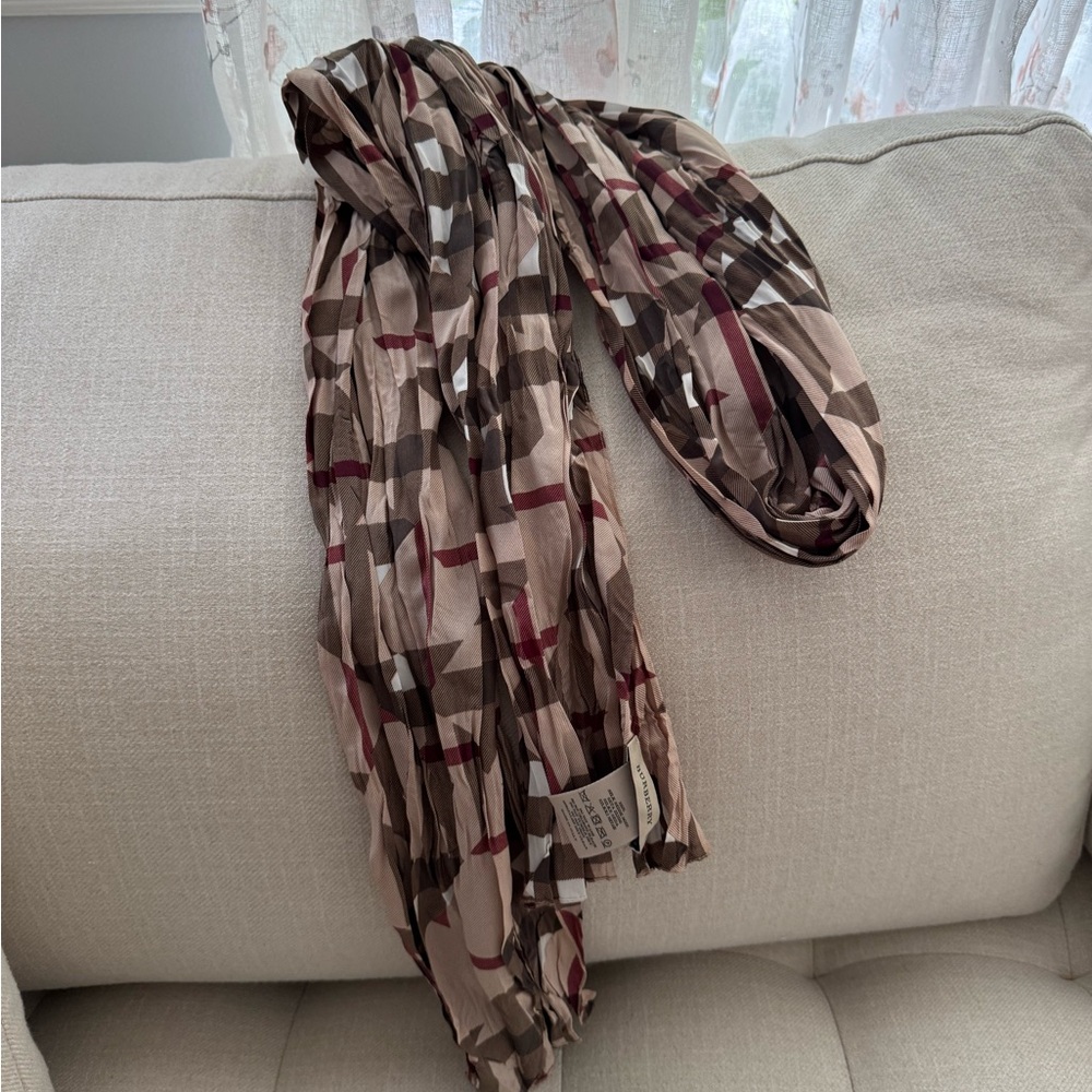 Authentic Burberry Scarf – Lightweight & Stylish